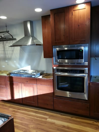 Microwave is working; oven & stovetop are awaiting connection.